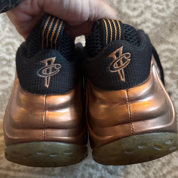 Nike Men's air foamposite Black and Bronze Sneakers - Picture 8 of 8
